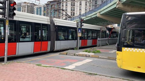 Aksaray'da panik yaratan kaza: İETT otobüsü tramvaya çarptı