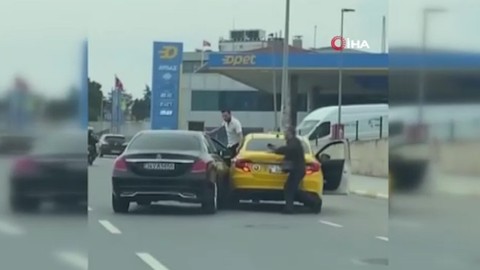 Yok artık daha neler! Taksiciyle kavga etti onu ezmek için otomobili üzerine sürdü