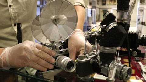 Depremde hasar aldı! Fotoğraf Makinesi Müzesi'nde depremin yaraları sarılıyor