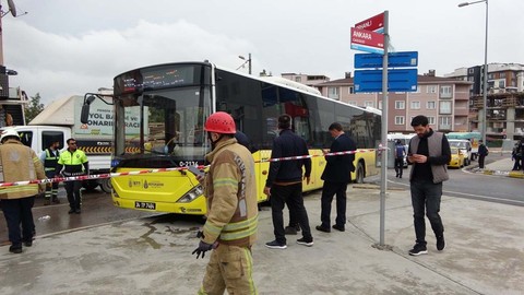 İETT otobüsü ve TIR feci şekilde çarpıştı! 2'si ağır 5 kişi yaralı - Resim: 1
