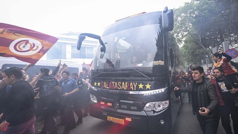 Taraftarlardan coşkulu uğurlama: Şampiyon Galatasaray, Fenerbahçe derbisi için yola çıktı!