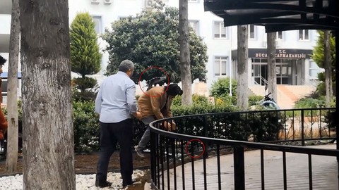 Yavruya yardım etmek isteyen vatandaşlar, ebeveynin saldırısına uğradı. Mücadele dakikalarca sürdü