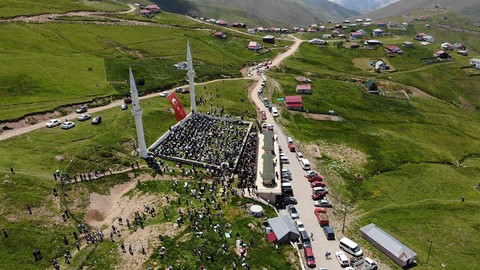 Görenler şaşırıyor: Bu camide halı yerine çim, kubbe yerine gökyüzü var