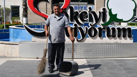 Temizlik işçisi temizlik yaptığı yerde çanta buldu... Çantayı açtığında karşısında olanlara bir türlü inanamadı. Hemen tek bir şey yaptı