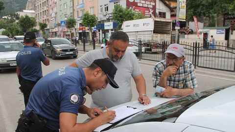 İnsanlık ölmemiş: Yolda bulduğu 1 deste parayı polise teslim etti