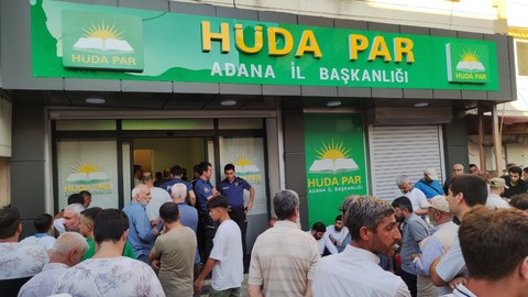 HÜDA PAR Adana il başkanlığına satırlı saldırı: Ölü ve yaralı var! Bina önünde geniş güvenlik önlemi alındı