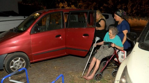 Vicdansız ev sahibi: Mahkeme kararıyla 95 yaşındaki kadını evden attı! Yeğeninin parasına el koyduğu iddia edildi - Resim: 1