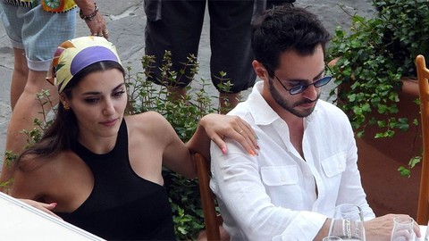 Hande Erçel tekne pozlarıyla yıktı geçti! Karelerdeki o detay kafaları karıştırdı - Resim: 1