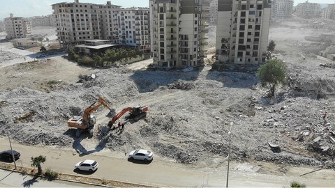 Yüzlerce kişiye mezar olmuştu... Rönesans Rezidans'ın son bloğu da yıkıldı