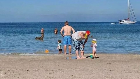 Ailenin plaj fotoğrafındaki korkunç detay... Uzaktan bile olsa o detayı görenler korku içerisinde yerinden zıpladı