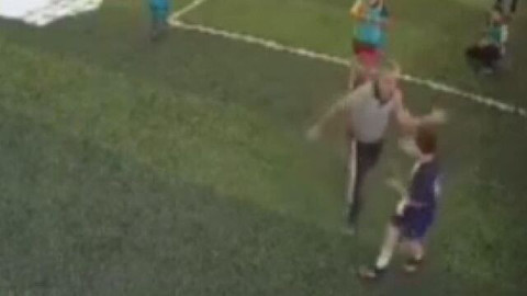 Oldu mu şimdi bu hocam... Antrenör öğretmenden oğluna faul yapan öğrenciye dayak! 'Benim içimdeki futbol sevgisi bitti' - Resim: 1