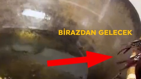 Kendisini haşır haşır kızgın yağda yanan tavanın içerisine böyle bıraktı. Girdiği saniye vücudu kızardı