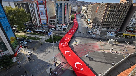 İzmir'de kurtuluşun yıl dönümü coşkuyla kutlanıyor