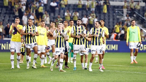 Fenerbahçe’de 8 milyon euroluk kriz!  Yıldız futbolcu inat etti, gitmiyor! Ali Koç’un planları suya düştü