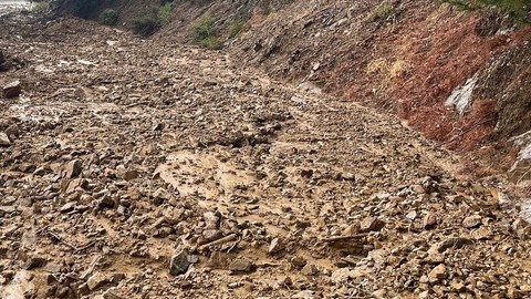 Balıkesir'de yağışın hemen ardından meydana geldi. Kırsal mahalle yolu bir anda tamamen kapandı