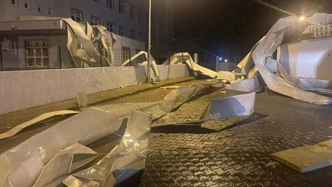 Bursa'da fırtına etkili oldu! Okulun çatısı araçların üzerine uçtu