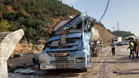 Yakıt tankeri devrildi: 2 kişi yaşamını yitirdi