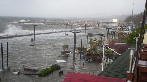 Lodos fırtınası hayatı olumsuz etkiledi! Deniz taştı, kordon sular altında kaldı