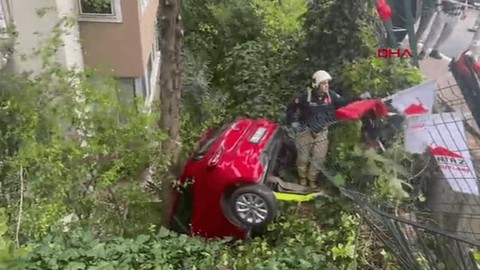 Direksiyon hakimiyetini kaybeden otomobil binanın bahçesine düştü