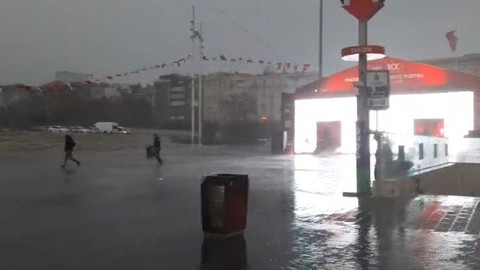 Önce bulutlar geldi, hava karardı! Bardaktan boşalırcasına yağdı, Taksim'de yoğun sağanak yağış