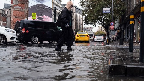 Mega kent İstanbul şiddetli yağmurun esiri oldu, cadde ve sokaklar adeta göle döndü