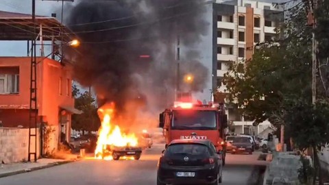 Hatay’da park halindeki araç alevlere teslim oldu