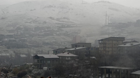 Hakkari şehir merkezinde karla karışık yağmur etkili oldu