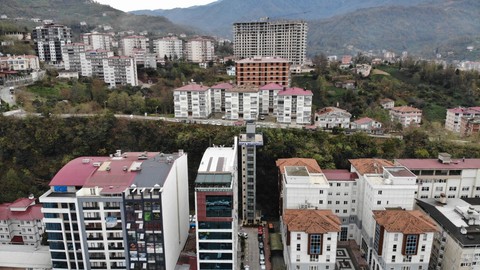 Artvin'de şehrin ortasındaki 50 metrelik devasa asansörü görenler başta anlam veremedi. Nedenini öğrenince hak verdiler. Sokak köpekleri bile kullanıyor