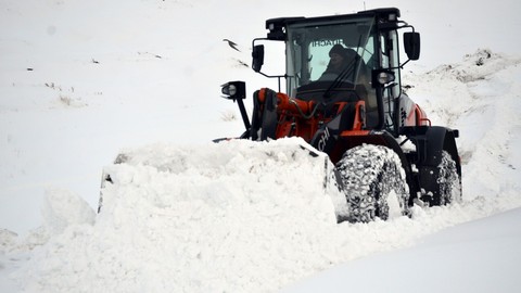 Şırnak'ın yüksek kesimlerinde kar kalınlığı 2 metreyi aştı, ulaşıma kar engeli geldi