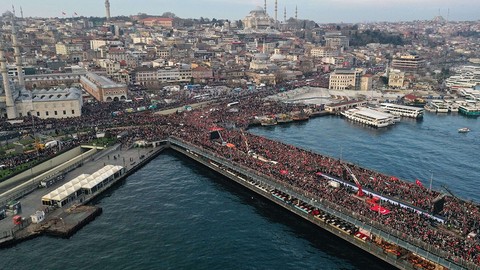 2024’ün ilk gününde İstanbul’da tarihi yürüyüş! Binlerce vatandaş şehitler ve Filistin için bir araya geldi