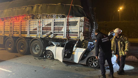 Esenler'de feci kaza! Otomobil park halindeki tırın altına girdi