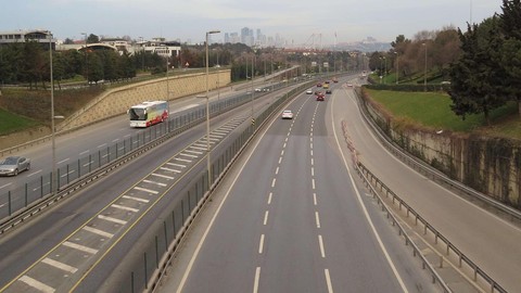 İstanbul'da yılın ilk günüde şaşırtan görüntü! Otoyollar, sokaklar, caddeler boş kaldı