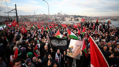 Son dakika olarak duyuruldu! Galata Köprüsü’ndeki tarihi yürüyüş dünya basınında