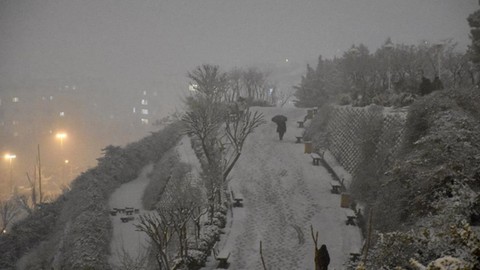 Hava kirliliği ile mücadele eden Tahran'a yılın ilk karı yağdı