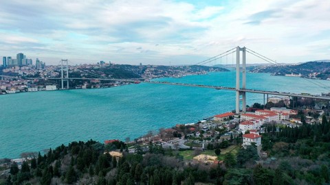 İstanbul Boğazı'nda iki gemi çarpıştı: Kaza sonrası can kurtarma botu olay yerine yönlendirildi