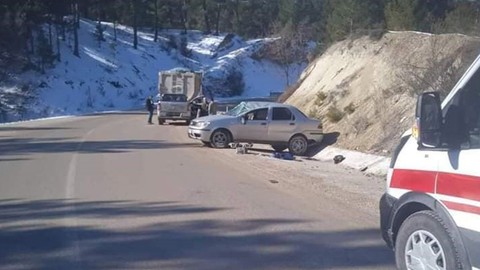 Buzlanma kazaya neden oldu! Şarampole savrulan otomobilde 2 kişi yaralandı