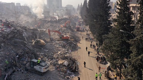 6 Şubat depremlerinde yıkılan binaların sorumluları hakkında ilk karar!