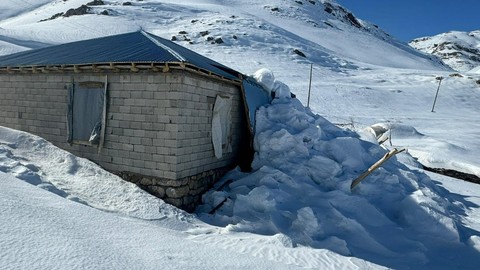 Şırnak'ta kar esareti devam ediyor! Şiddetli kar yağışı birçok evin çatısına zarar verdi