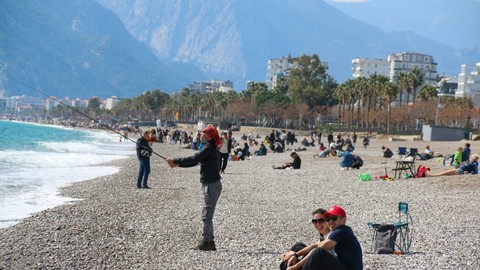 Yaz Antalya'ya erken geldi! Hava sıcaklığı 20 dereceyi görür görmez vatandaşlar kendilerini denize attı