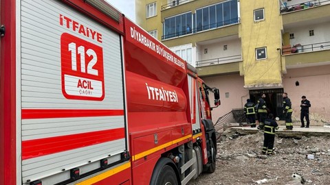 Diyarbakır'da ev alev alev yandı: İtfaiye eri hafif yaralandı