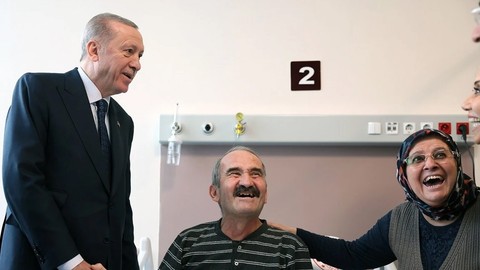 Antalya Şehir Hastanesi'nde Cumhurbaşkanı Erdoğan ve tedavi gören vatandaş arasında gülümseten anlar: "Bir isteğin var mı diye sorma, tünel isterim"