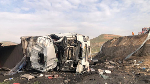 Şırnak'ta devrilen tırın sürücüsü yaralandı