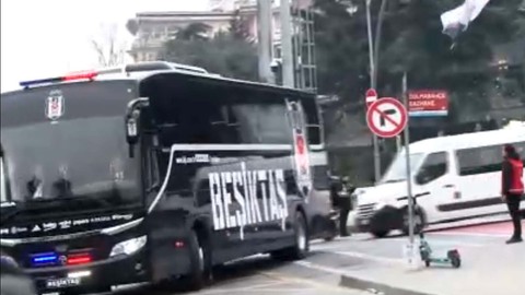 Derbi heyecanı! Galatasaray ile karşılaşacak olan Beşiktaş, Tüpraş Stadyumu’na ulaştı