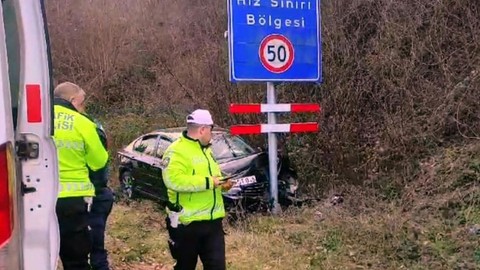 Hızını alamadı, tabelaya çarpıp kaza yaptı