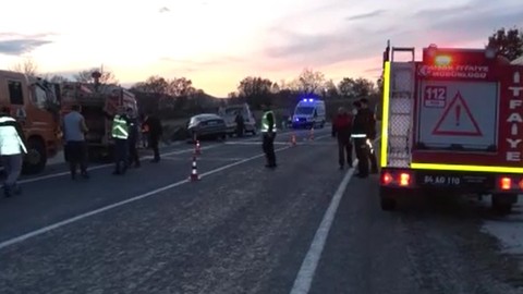 Uşak’ta iki otomobil kafa kafaya çarpıştı: 1 ölü, 2 yaralı