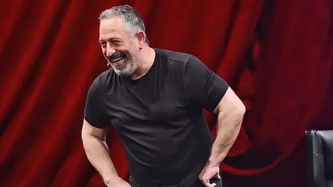 Gizemli ayakkabının sahibi gündem olmuştu! Ünlü komedyen şömine başında aşka geldi! Sevgilisine şarkılar söyledi! - Resim: 1