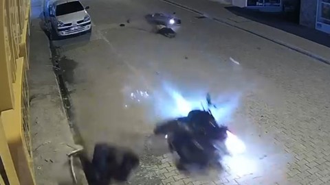 Ehliyetsiz yola çıktılar kafa kafaya çarpıştılar... Ehliyetsiz sürücülere para cezası kesildi!