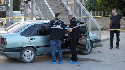 Kırıkkale'den dehşet haberi! Gözü dönmüş şahıs önce kaza yaptı, ardından sevgilisini boğazından bıçakladı!