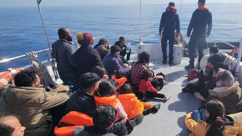 Aralarında çocukların da olduğu lastik bottaki 36 düzensiz göçmen yakalandı