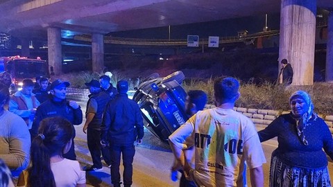 Kadıköy'de kontrolden çıkan otomobil yan yattı